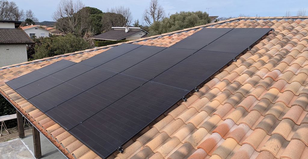 Interface de gestion de batterie virtuelle sur écran d'ordinateur montrant le stockage et la récupération du surplus énergétique